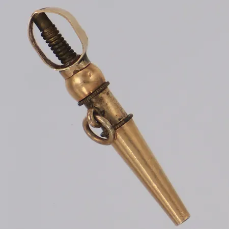 Uppdragningsnyckel, liten del i guld 14K, gulmetall. Bruttovikt 1,2g Vikt: 1,2 g