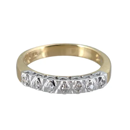 Diamantring i 18K guld Guldfynd (GHA), Diamanter 7 st - totalt 0,05ct (stämplat på skenans insida), stl:16¼ mm, bredd 3 mm, fint skick Vikt: 2,9 g
