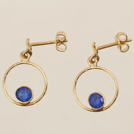 Ett par örhänge med blå stenar längd 20mm bredd 11,5mm 18K Vikt: 1,3 g