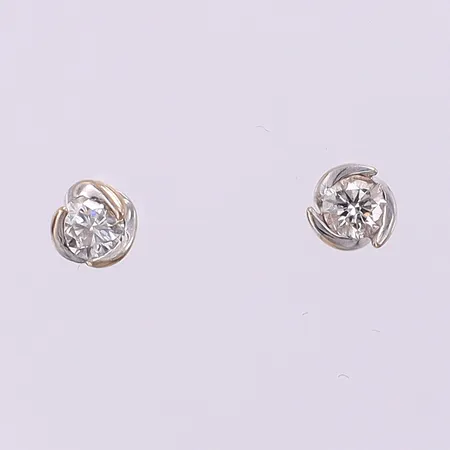 Örhängen med diamanter 2xca0,15ct vitguld, saknar snurrebussar. 18K Vikt: 0,9 g
