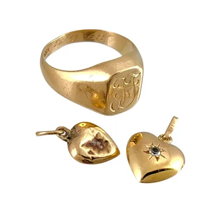 Diverse smycken i 18K guld, defekter, gravyrer, monogram Vikt: 4,6 g