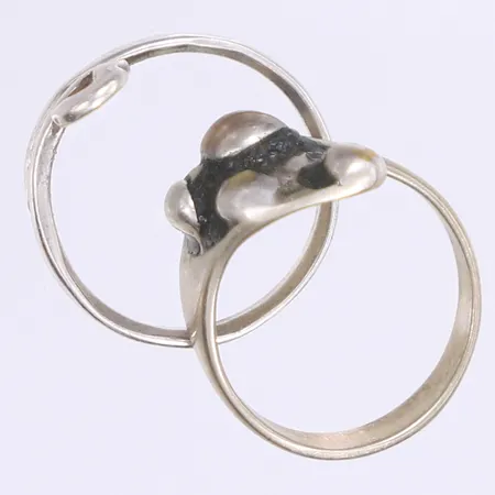 Två ringar stl:19¼ ostämplat silver Vikt: 9,9 g