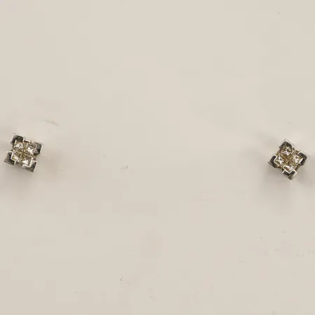 Ett par örhängen med prinsesslipade diamanter 8xca0,035ct, 4,4x4,4mm saknar en snurrebuss vitguld 18K Vikt: 1,4 g
