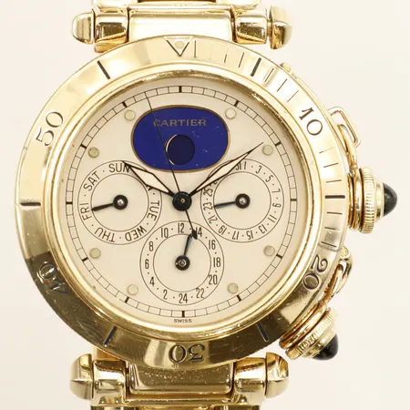Armbandsur, Cartier Pasha 18K, quartz, Ø38mm, dag/datum, GMT, boettnr 30002, 1987, 0236, originallänk 18K, viklås, längd 18cm, repig, svaga stämplar, skadad urtavla, färgbortfall på glasring, går ej, servicebehov, bruttovikt 154,3g, inga tillbehör. 