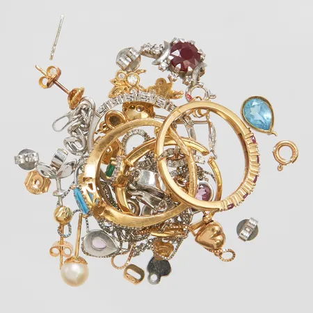 Diverse guld skadat udda, stenar, 18K Vikt: 30,7 g