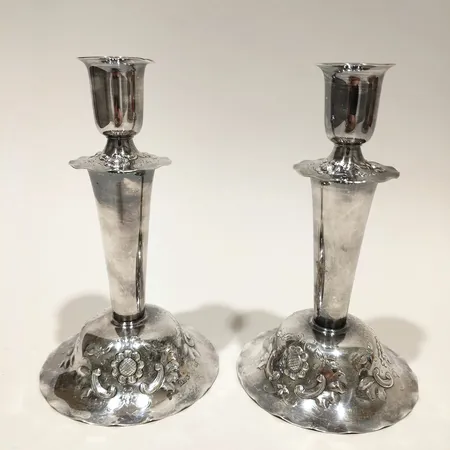 Ett par ljusstakar med blomsterdekor, höjd ca16cm bredd 9,5cm Guldsmedsaktiebolaget I Stockholm år 1965 fylld botten, buckliga silver 830/1000 bruttovikt:366,5g