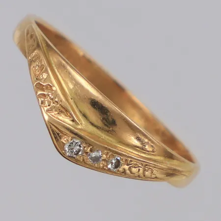 Ring med diamanter 3x ca 0,01ct stl:18½, bredd 6mm, Schalin Bror Guld Ab Östersund 1990, 18K Vikt: 2,4 g