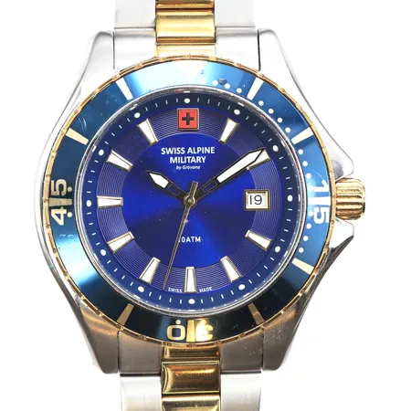 Herrur Swiss Alpine military, 46mm, stål, boettnr: 7040.1DT, quarz, sållänk, mindre repor på ringen, inga tillbehör.