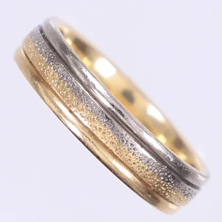 Ring slät stl:18 bredd 5mm tillv. Schalins, tvåfärgad, gravyr, 18K  Vikt: 6,4 g