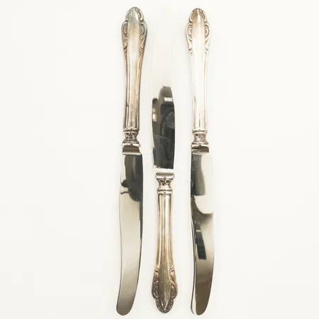 Tre matknivar med blad i rostfritt stål längd 21,5cm silver bruttovikt 144,2g Vikt: 144,2 g