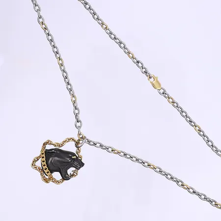 Halskedja med hänge panter 56cm bredd 4mm, hänget ca 38x28mm, OBS: smycket är i stål med detaljer i 18K guld, beräknat till ca 8g guld, Bruttovikt: 27,4g