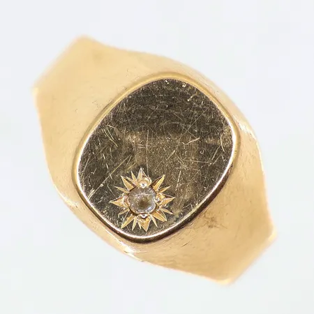 Klackring med vit sten, stl:18¼, bredd: ca 5-12mm, 18K Vikt: 9,8 g