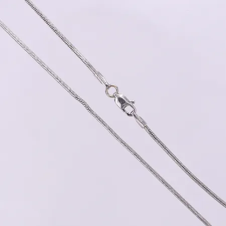 Kedja halvstel längd ca 47,5mm, bredd 1,3mm, skevheter, 14K. Vikt: 6,8 g