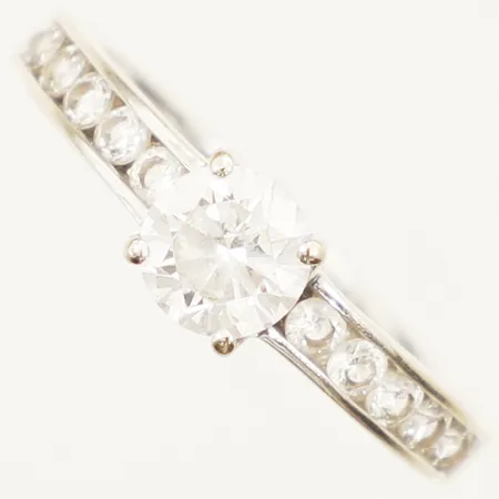 Ring med vita stenar stl:16 bredd 1,7mm GHA vitguld 18K Vikt: 1,8 g