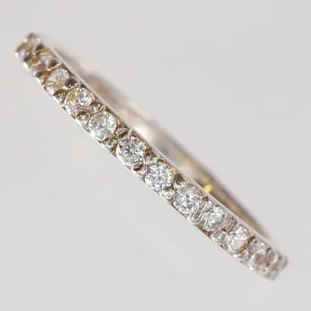 Ring med vita stenar stl:17¾bredd 2mm Silver 925/1000. Vikt: 1,6 g