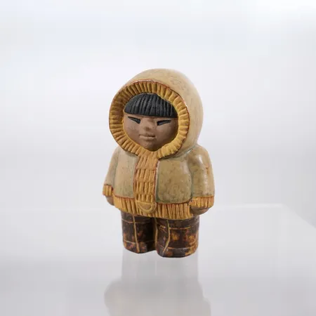 Lisa Larson figur i stengods Nord Eskimå från serien All världens barn. Gustavsberg.  Höjd ca: 12cm 