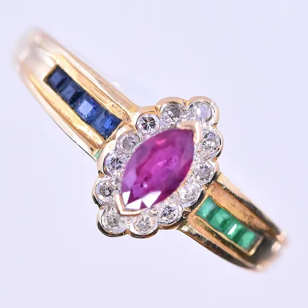 Ring med diamanter ca12x0,01ct röd sten gröna och blåa stenar stl:19¼ bredd 2-10 mm 18K.  Vikt: 3,7 g