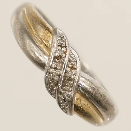 Ring med diamanter 4xca0,005ct stl:20½ bredd 7,3mm gravyr förgylld detalj silver 925/1000 Vikt: 4,4 g