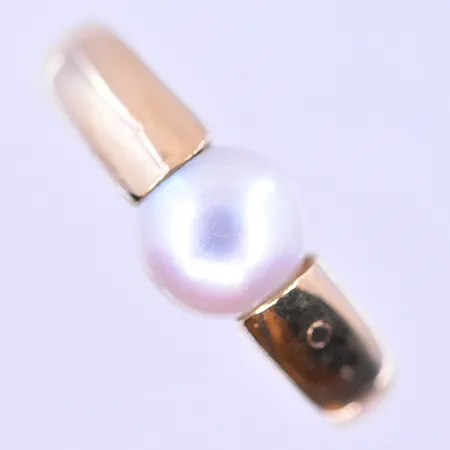 Ring med pärla stl:18¾ skenas bredd 4 mm 18K  Vikt: 8,9 g