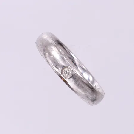 Ring med diamant 0,04ct, stl 15¾ bredd 3,9mm, gravyr, Platina 950/1000 Vikt: 5,7 g