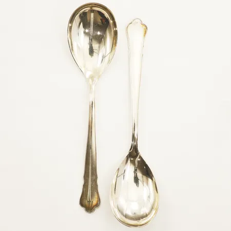 Två uppläggningsskedar modell Chippendale längd 22cm GAB silver 830/1000 Vikt: 172,9 g