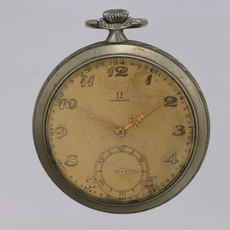 Fickur Omega Ø 50mm, serienummer 8112843, troligen 1930-tal, metall, går ej, sliten, smutsig urtavla