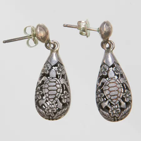 Örhängen med sköldpaddsdekor längd 3cm, bredd 2-10,5mm, genombruten dekor, silver 830/1000 Vikt: 8,7 g