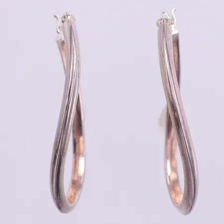 Örhängen ovala vridna creoler, höjd 38,7mm bredd 4,4mm, ihåliga, GHA, silver 925/1000.  Vikt: 4,2 g