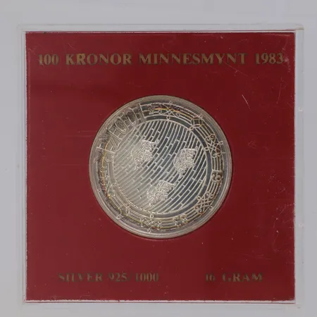Minnesmynt Helgeandsholmen 1983 100kr, Ø32mm, repigt plastetui, silver 925/1000 Vikt: 16 g