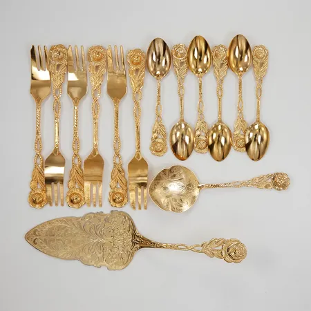 Dessertset Scandia Guld, 6 Kaffeskedar, 6 Dessertgafflar, 1 Syltsked, 1 Tårtspade, förgylld metall.