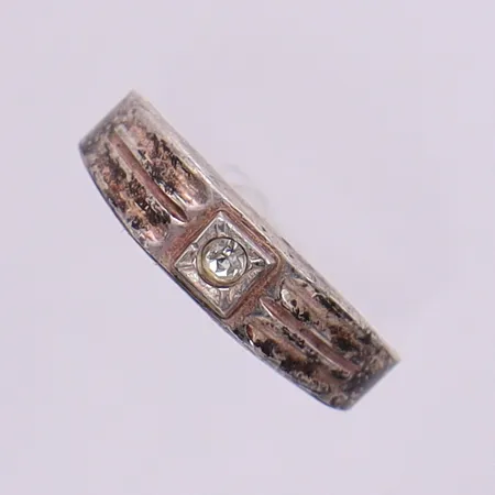 Ring med sten stl:17½ bredd 2,4-5,5mm, något skev silver 925/1000 Vikt: 2,1 g
