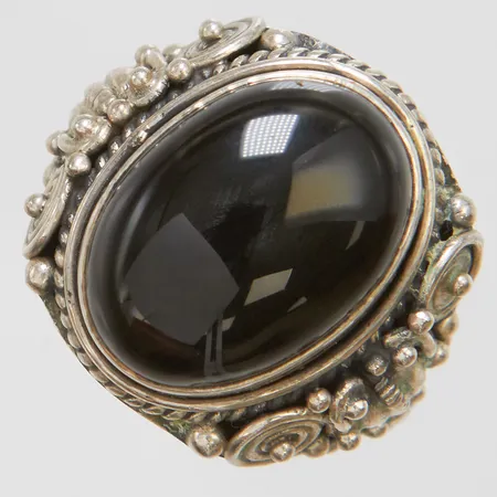 Ring med svart sten stl:18½, bredd: 4-21mm, silver 925/1000 Vikt: 11,5 g