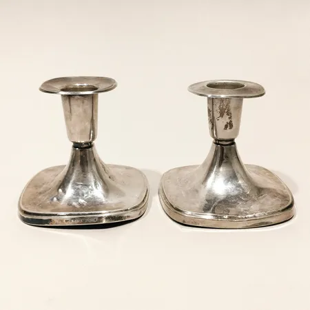 Ett par ljusstakar höjd 7,5cm saknar fyllning defekta silver Vikt: 67,9 g
