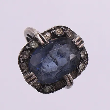 Ring med sten, stl:15 bredd 1,7-17,5mm, slitna naggade fasetter, silver 830/1000 Vikt: 5,3 g
