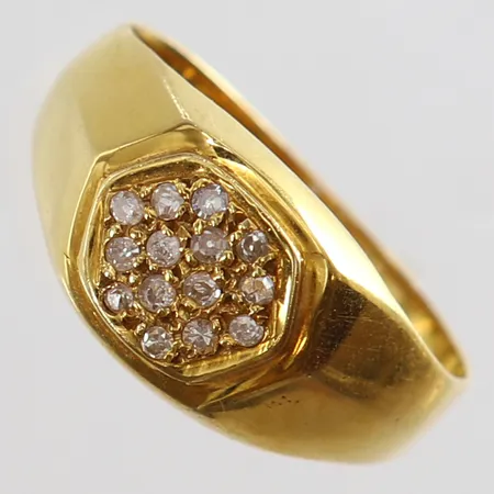Ring med 8/8-slipade diamanter 14 x 0,02ct skadade diamanter stl:20 bredd 3,5-10,5mm 18K.  Vikt: 4 g