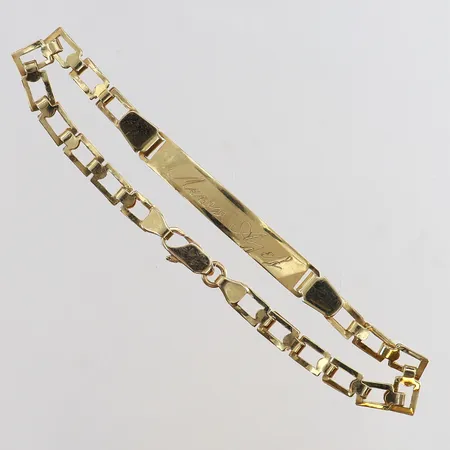 Armband med bricka längd 17cm bredd 4-5,5mm gravyr 14K. Vikt: 4,3 g