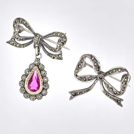 Två broscher med markasiter, en med rosa sten, längd: ca 21-34mm, bredd: 23-24mm, silver 830/1000, Vikt: 7 g
