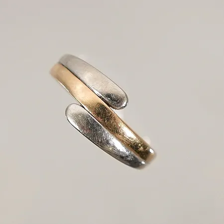 Ring tvåfärgad stl: 17 bredd 2,3-8,3mm 18k Vikt: 3 g
