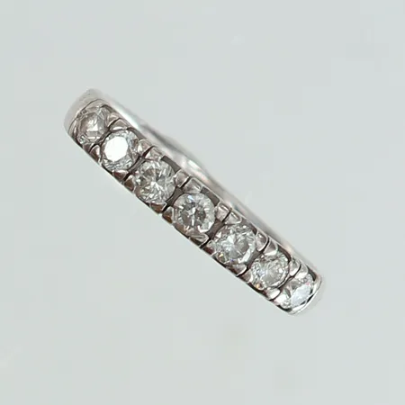 Ring med diamanter totalt 0,49ctv enligt gravyr Kavlitè ca TW-W(G-H)/VS stl:16¾ bredd 3mm Heribert Engelbert AB 2003 en diamant limmad i fattning behov av omrodiering vitguld 18K. OBS! Ändrad Beskrivning 2026-10-12. Vikt: 3,6 g