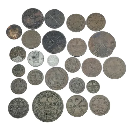Mynt Sverige 1800-tal brons & silver, bl.a. 4 Skilling 1849, 1/4 Skilling 1827, 2/3 Skilling Banco 1842 & 1852, 5 Öre 1858, 1 Öre 1870 & 1872, 1/6 Skilling Banco 1840 & 1847, silvermynt 1/24 Riksdaler 1812, 10 Öre 1874, blandad kvalitet, många mindre (senare) valörer med hög gradering, total vikt 166,5 gram