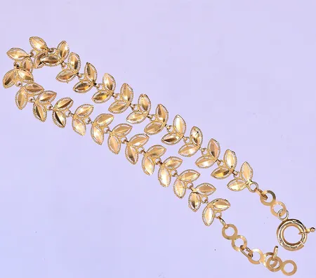 Armband längd 19 cm bredd 8 mm klämskada finns 21K. Vikt: 5,5 g