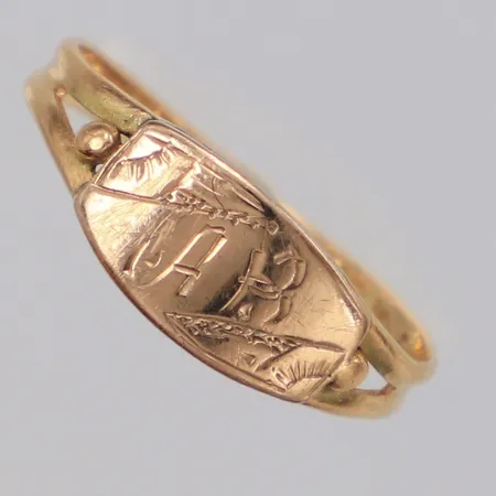 Ring stl:16, bredd 5,7mm, gravyr, skadad, 18K  Vikt: 1 g
