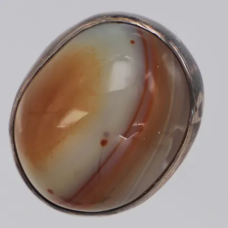 Ring med cabochonslipad karneol, stl:17½, bredd 25mm, 925/1000 silver Vikt: 14,2 g