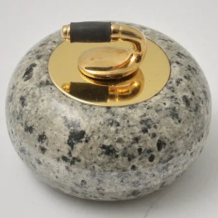Mini Curling sten Ailsa Craig granit, handgjord i Scotland, Ø4,5cm, box, infoblad.