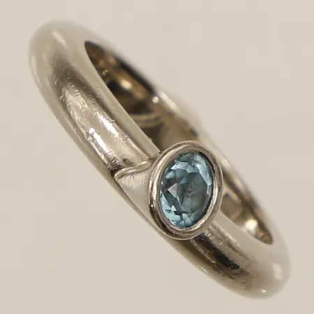 Ring med troligtvis spinell stl:18½ bredd 3,7mm vitguld 18K Vikt: 10,8 g