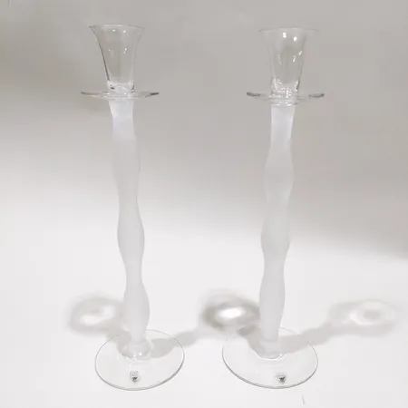 Ett par ljusstakar Celeste Frosted White Anne Nilsson för Orrefors höjd 37cm frostat/klarglas etikettmärkt original kartonger varav en skadad Skickas med postpaket.