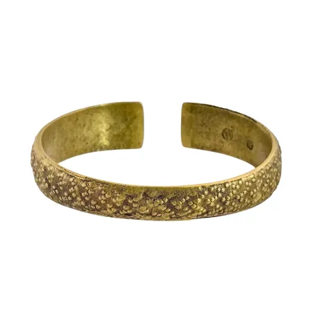 Armring Kalevala Koru Finland brons, kraftig modell, inre mått 20 cm, bredd 11-17,5 mm, stämplad inuti skenan, vikt omkring 75 gram