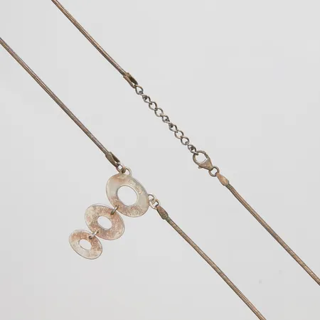 Collier med integrerat hänge längd 45cm, bredd 1,5-30mm, GHA. silver 925/1000 Vikt: 11,1 g