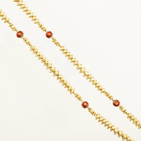 Collier med röd emalj längd ca 70cm, bredd 6,7mm ej öppningsbart 18K Vikt: 37,5 g