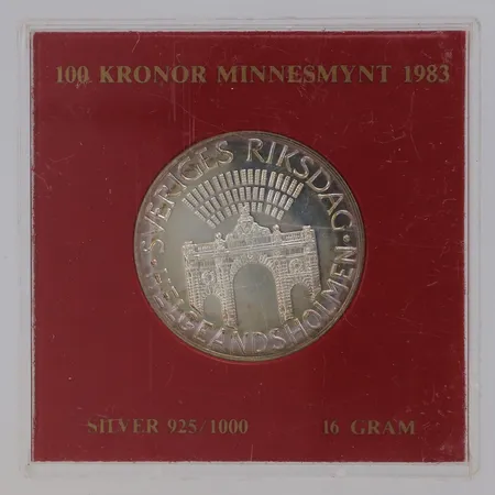 Minnesmynt Helgeandsholmen 1983 100kr, Ø32mm, repigt plastetui, silver 925/1000 Vikt: 16 g